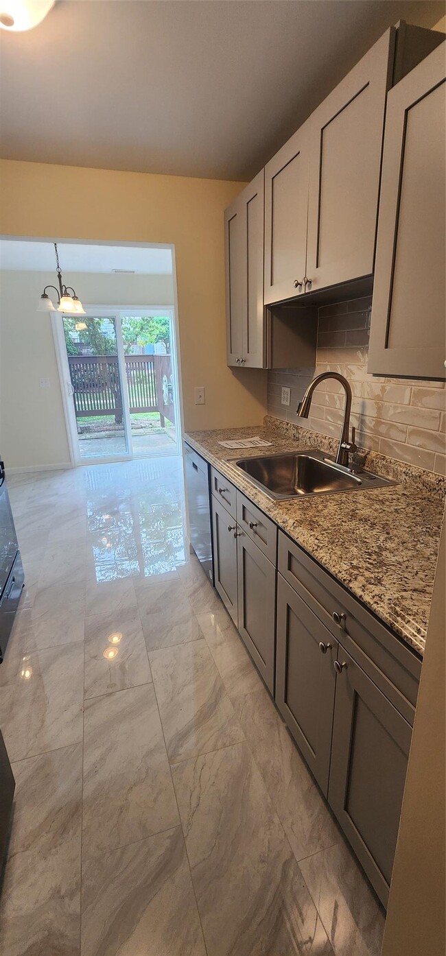 Building Photo - 1417 Whispering Hills Dr