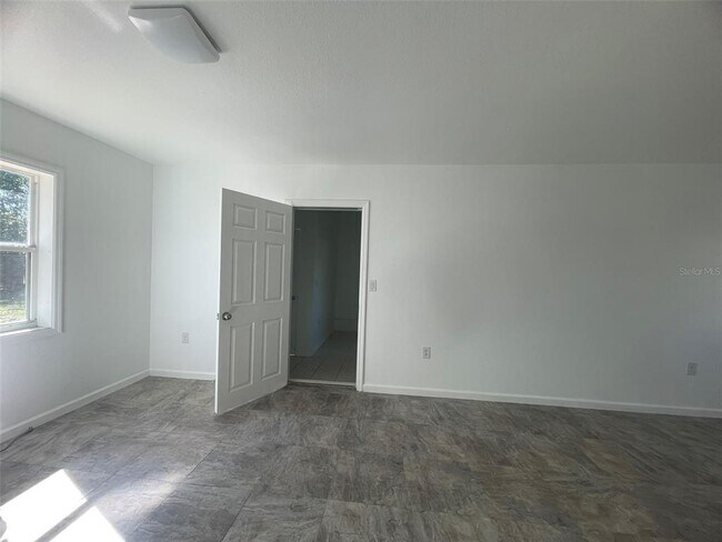 Building Photo - 525 E Helen Ave