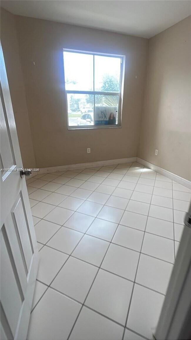 Building Photo - 2551 SE 16th Terrace