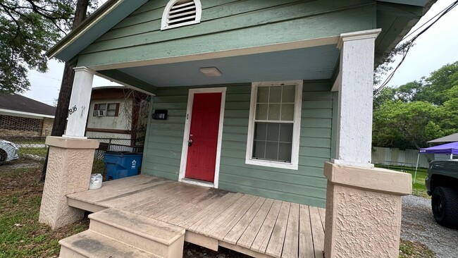 Building Photo - Affordable 2-Bedroom Apartment with Comfor...