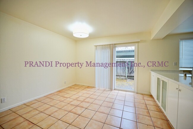 Building Photo - Corner Unit Townhome with Storage and A/C