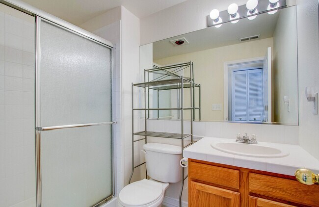 Building Photo - Impeccable 5 Bedroom Home with Mountain Views