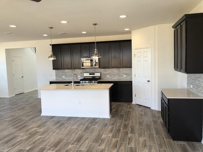 Building Photo - 1910 Crimson Rosella Trl