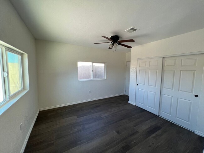 Building Photo - 4 BEDROOM POOL & SOLAR HOME!