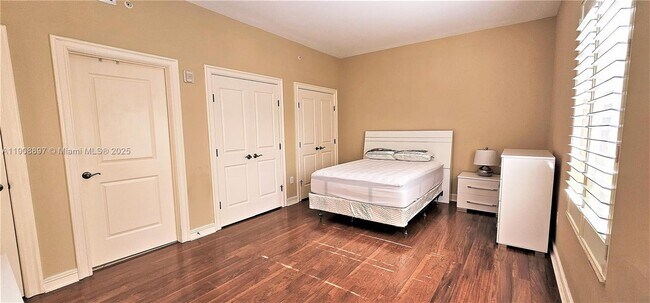 Building Photo - 16102 Emerald Estates Dr