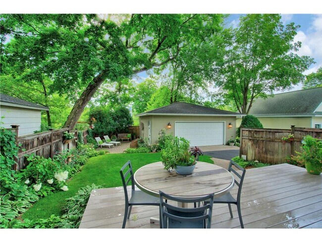 Building Photo - Wayzata 3 bedroom 3 bath Charmer- Available NOW - Winter special - $2000 rent credit with March 1...