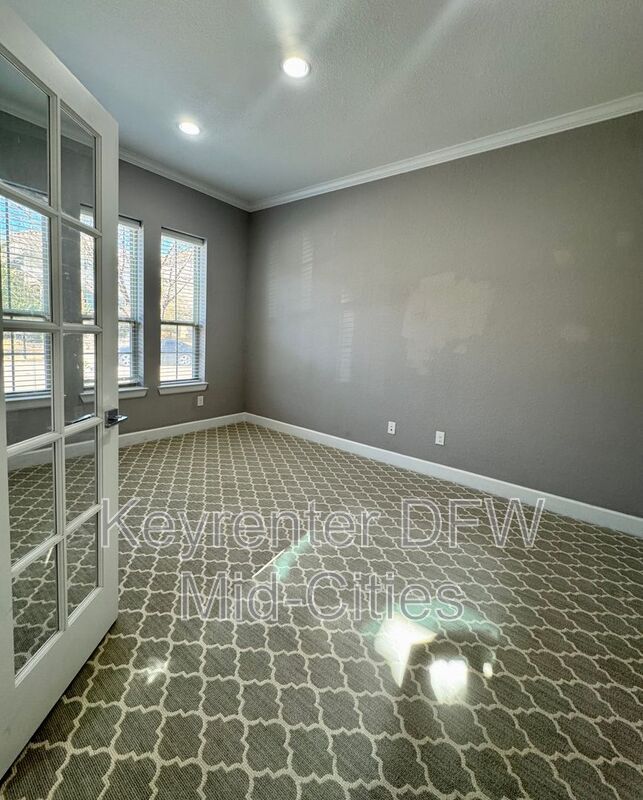 Building Photo - 6726 DeLeon St