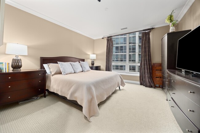 Building Photo - 10 E Delaware Pl