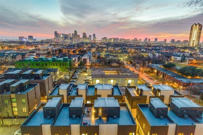 Building Photo - 3 Bed 3 Bath Townhome - Gated Community & Downtown Views! Lower Greenville area