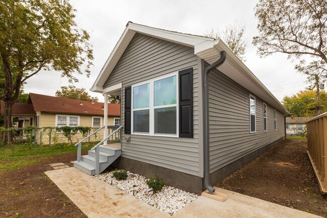 Building Photo - Charming 3-Bedroom Home with Spacious Yard in North Tulsa