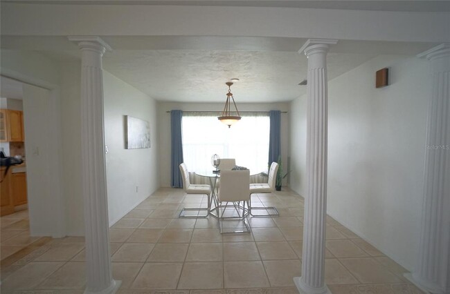 Building Photo - 705 Spanish Main Dr