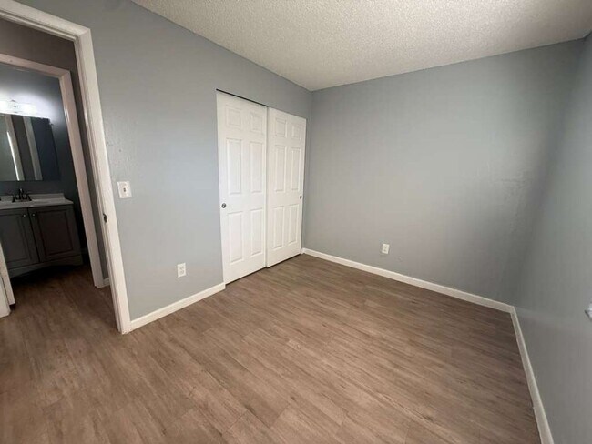 Building Photo - Cute, Coxy & Upgraded 2/1 Duplex!!