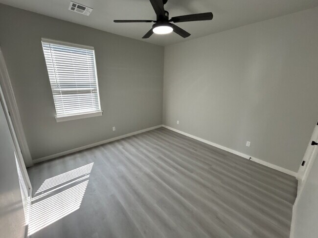 Building Photo - 2 Bedroom Townhouse in OKC