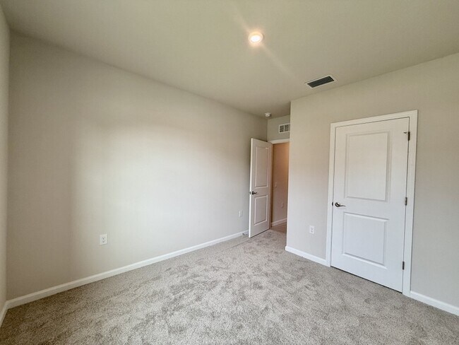 Building Photo - 499 Voltaire Dr
