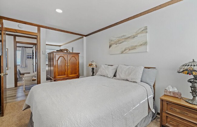 Building Photo - Fully Furnished 2 Bed / 2 Bath Corner Unit...