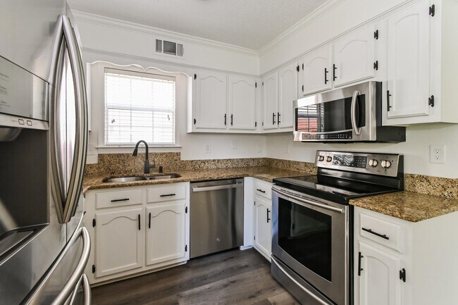 Building Photo - 9406 Slezenger Ln
