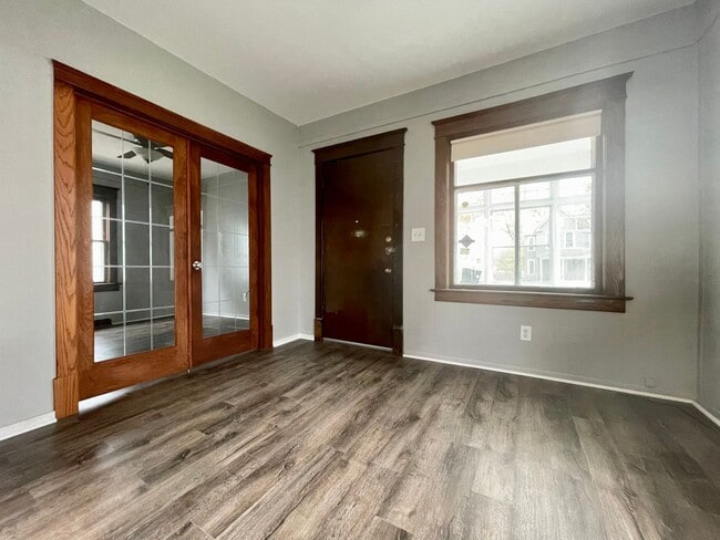Building Photo - Wonderful 5 Bedroom 1.5 Bathroom Home in Minneapolis!