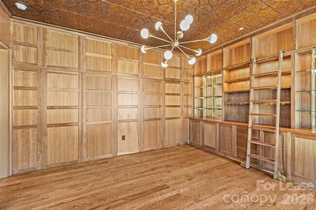 Building Photo - 1172 Queens Rd