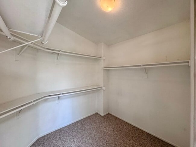 Building Photo - Spacious 4 Bedroom Home with Expansive Bac...