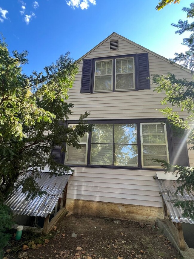 Building Photo - 4 Bedroom Duplex, ACROSS from KSU! Preleas...