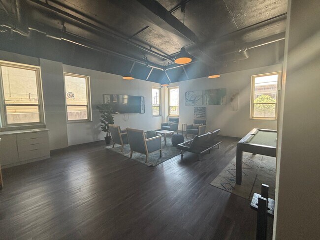 Building Photo - 311 W Franklin St