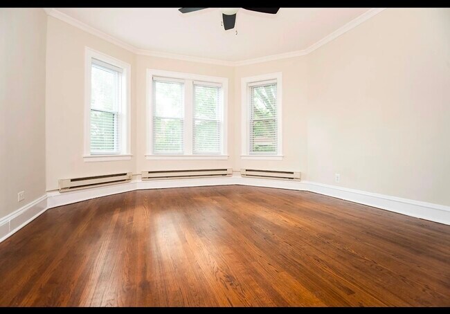 Building Photo - 3823 N Greenview Ave