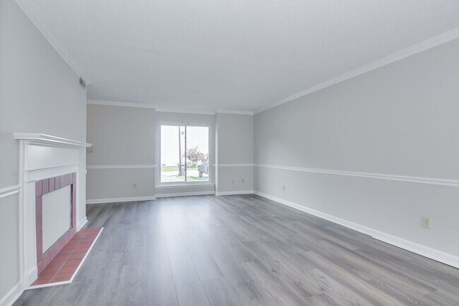 Building Photo - 2 Bed Townhouse!
