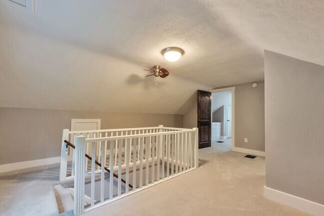 Building Photo - 4858 Viewmont St