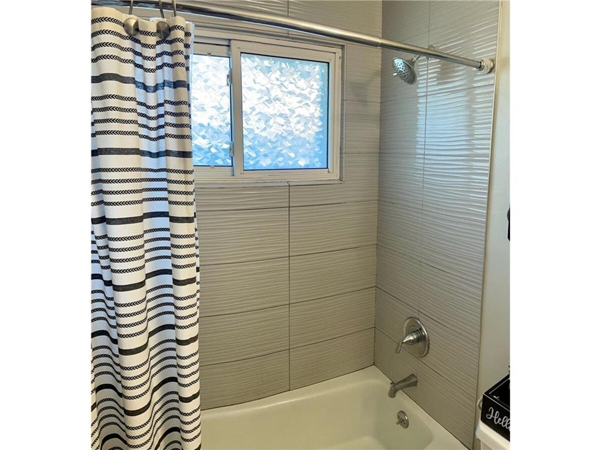 Building Photo - 901 Summer St NE