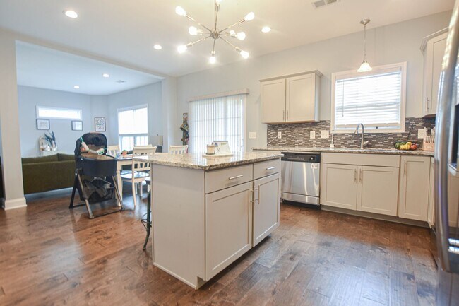 Building Photo - Pet Friendly Three Bedroom with Bonus in Rossview!