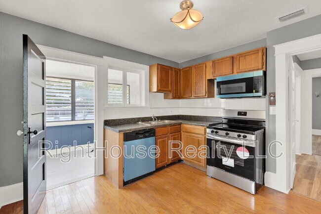 Building Photo - 611 S Grove St