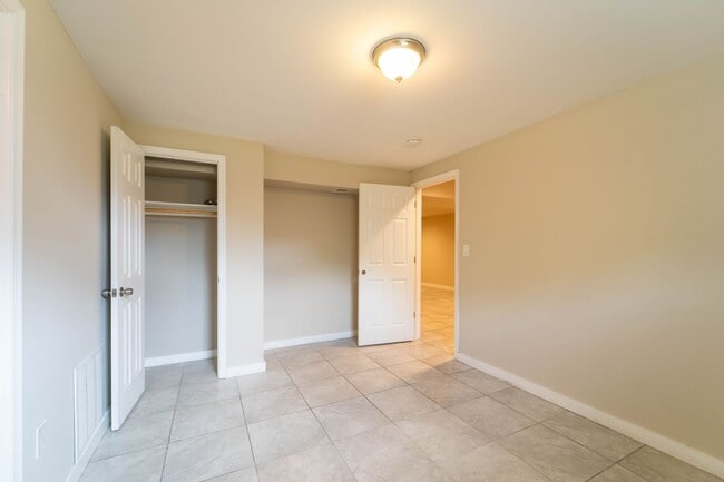 Building Photo - 5 BD 3 BA Oxon Hill, MD home is ideal for ...