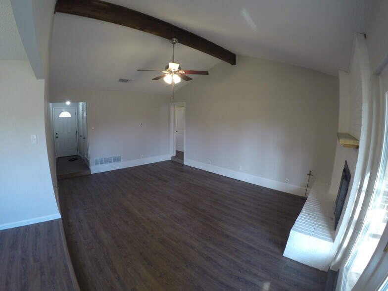 Vaulted ceiling living area - 1604 Timbercreek Rd