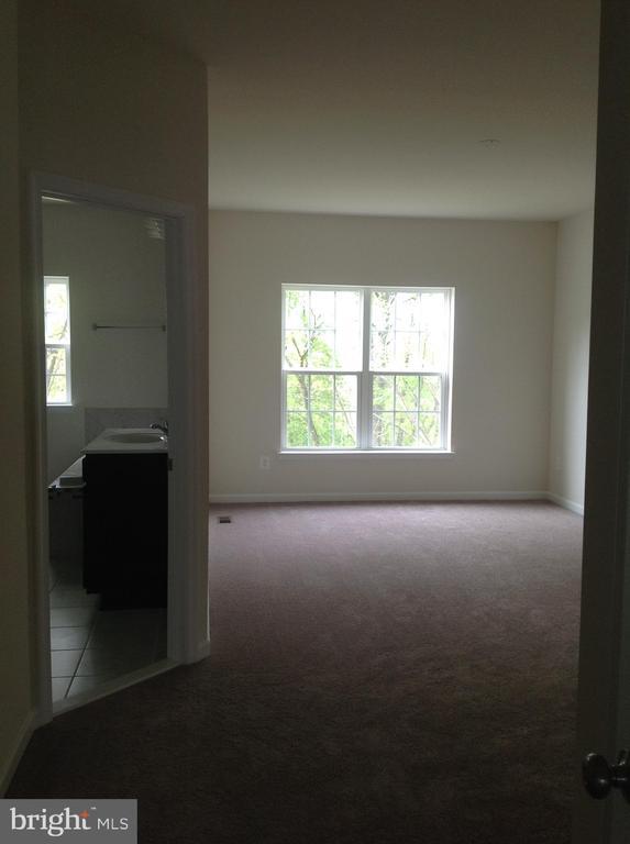 Building Photo - 204 Upper Brook Terrace