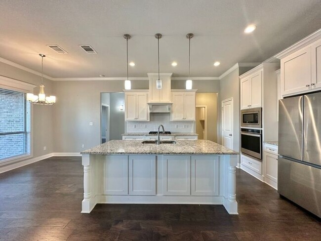 Building Photo - Tour Today! Stunning 3 Bed 2 Bath in South...