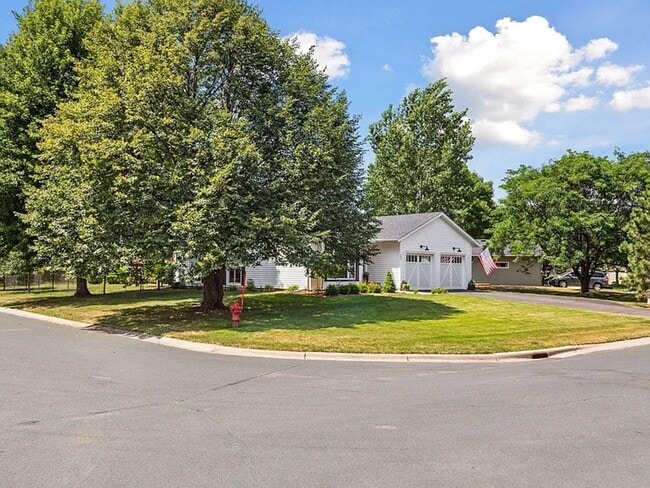 Building Photo - Gorgeous 4 Bedroom in Desirable Mahtomedi ...