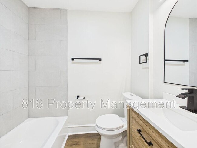 Building Photo - 4542 Chestnut Ave