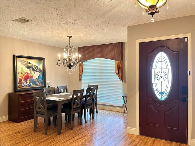 Building Photo - 3023 Sam Houston Dr