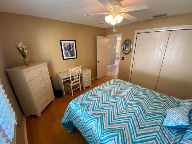 Building Photo - Great Location Turnkey Villa In The Village of Belvedere ANNUAL Lease