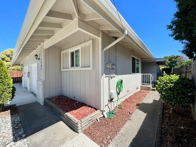 Building Photo - E Street, 1751-1753**