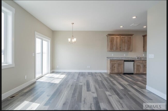 Building Photo - 4 bed 3 bath twin home in Idaho Falls 2 sets of washer and dryers are included in this unit