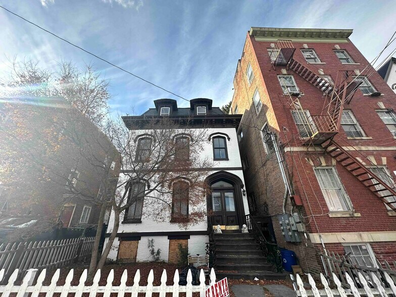 Building Photo - 275 Grand St