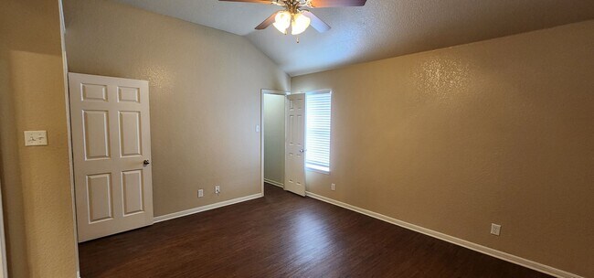 Building Photo - 3 Bedroom 2 bath Duplex South Killeen VIEWABLE SOON