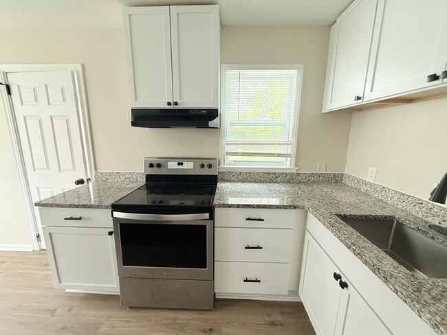 Building Photo - Renovated 3-Bedroom Home – We Welcome Sect...