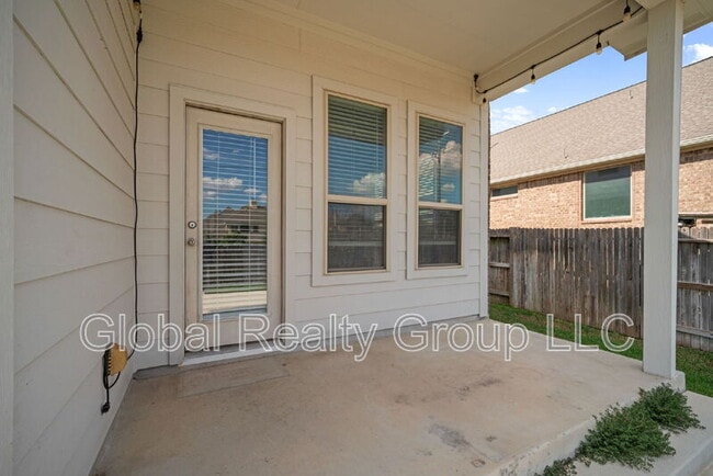 Building Photo - 812 Silver Fox