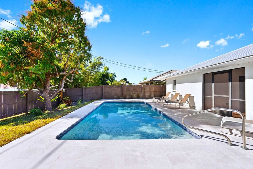 Building Photo - 663 106th Ave N