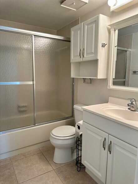 Guest bathroom - 3455 Countryside Blvd