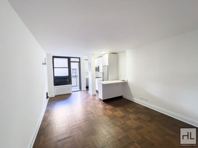 Building Photo - 165 E 35th St