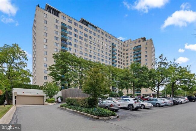 Building Photo - 10401 Grosvenor Pl
