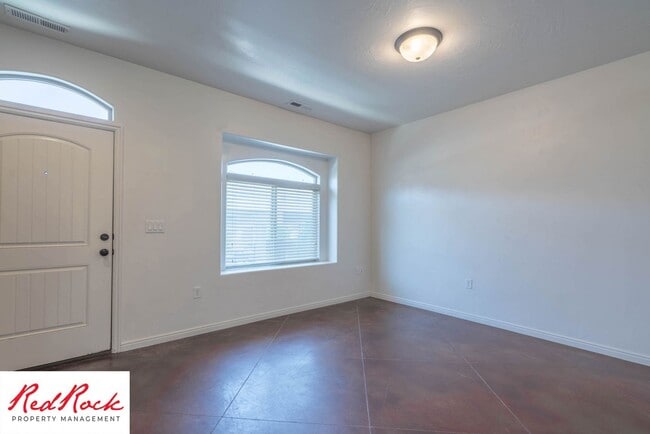 Building Photo - 3 Bedroom & 2.5 Bathroom & Dog Friendly!
